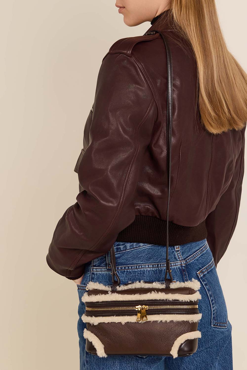 תמונת כל הלוק של תיק באנג באנג וניטי קייס